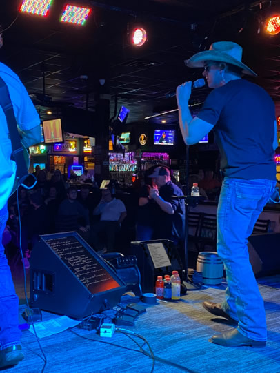 Singer using black box prompter in front of him but unnoticed from audience