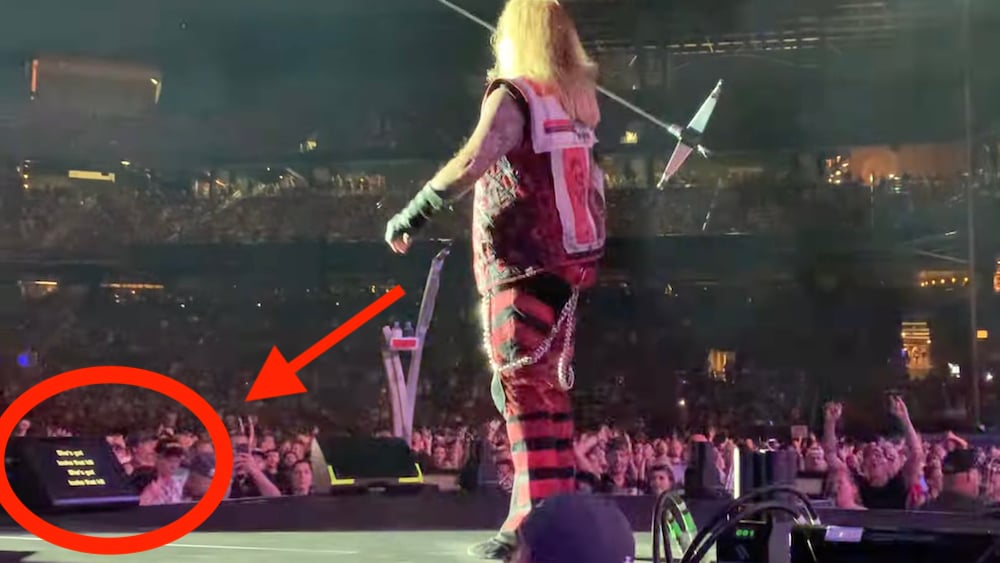 Rock legend Vince Neil of Motley Crue relies on a teleprompter.